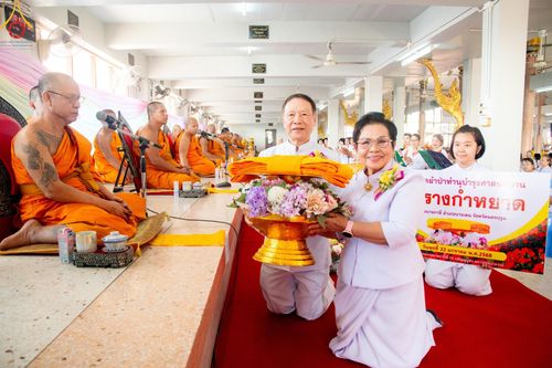 ภาพ No.200510:พิธีทอดผ้าป่าทำนุบำรุงศาสนสถาน ณ วัดรางกำหยาด ตำบลบางภาษี อำเภอบางเลน จังหวัดนครปฐม ในโครงการธรรมยาตรา กตัญญูบูชา มหาปูชนียาจารย์ พระมงคลเทพมุนี(สด จนฺทสโร) พระผู้ปราบมาร อนุสรณ์สถาน 7 แห่ง ปีที่ 13 วันที่ 22 มกราคม พ.ศ. 2568