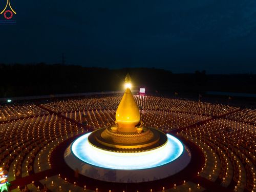 ภาพ No.129622:พิธีจุดประทีป 10,000 ดวง น้อมถวายเป็นพุทธบูชา ณ มหารัตนเจดีย์สิริปทุมสวรรค์ (เจดีย์อริยพุทธะ 5 พระองค์) ศูนย์ปฏิบัติธรรมภาคใต้ อ.บางกล่ำ จ.สงขลา  วันที่ 10 มีนาคม พ.ศ. 2567