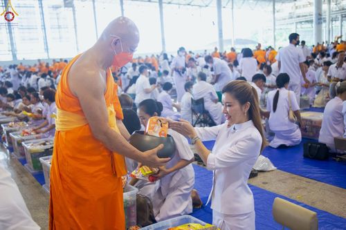 ภาพ No.89464:พิธีตักบาตร ข้าวสารอาหารแห้ง พิธีบูชาข้าวพระ และพิธีจุดเทียนใจ ไฟนิรันดร์  อนันตชัย ณ สภาธรรมกายสากล วัดพระธรรมกาย วันอาทิตย์ที่ 1 ตุลาคม พ.ศ. 2566