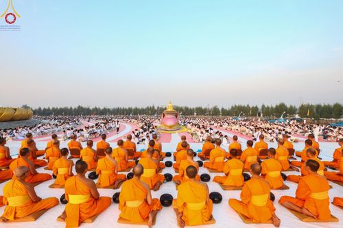 ภาพ No.201043:พิธีตักบาตรพระธรรมยาตรา ณ อนุสรณ์สถานลำดับที่ 5 สถานที่เผยแผ่วิชชาธรรมกายครั้งแรก อนุสรณ์สถานบางปลา วัดบางปลา อำเภอบางเลน จังหวัดนครปฐม ในโครงการธรรมยาตรา กตัญญูบูชา มหาปูชนียาจารย์ พระมงคลเทพมุนี(สด จนฺทสโร) พระผู้ปราบมาร อนุสรณ์สถาน 7 แห่ง ปีที่ 13