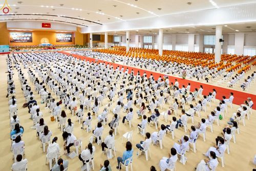 ภาพ No.233906:วันเสาร์ที่ 19 กรกฎาคม พ.ศ.2568 วันมหารำลึก ครั้งที่ 35 พิธีรำลึกถึงนักสร้างบารมี , พิธีสวดพระพุทธมนต์ , พิธีทอดผ้าบังสกุลและถวายไทยธรรม วัดพระธรรมกาย