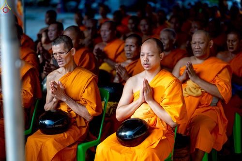 ภาพ No.234397:วันพฤหัสบดีที่ 24 กรกฎาคม พ.ศ. 2568 พิธีถวายสังฆทานแก่คณะสงฆ์ 323 วัด , พิธีมอบกองทุนหนุนแรงใจช่วยครูใต้ , พิธีทำบุญส่วนกุศลแด่ผู้วายชนม์ ในเหตุการณ์ความไม่สงบ 4 จังหวัด ชายแดนภาคใต้ (ปัตตานี , ยะลา , นราธิวาส , สงขลา) ปีที่ 21 ครั้งที่ 179 ณ วัดเวฬุวัน 