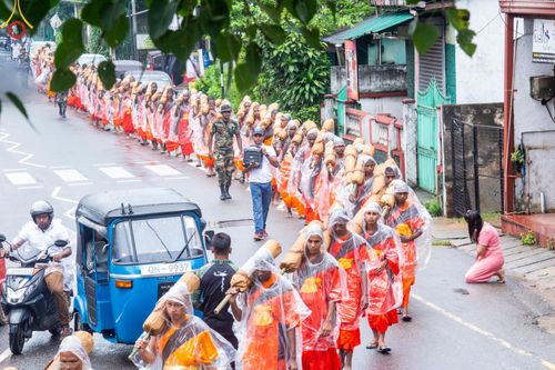 ภาพ No.140947:PhotoStory มหาศรัทธา ธรรมยาตราศรีลังกา EP.5 โครงการสยาม-ลังกา ธรรมยาตรา ฉลองเทศกาลวิสาขบูชาแห่งชาติ ศรีลังกา บูชาธรรม 80 ปีหลวงพ่อธัมมชโย เส้นทางจาก เมืองดัมบูลลา ไปยัง เมืองมาตะเล ตั้งแต่วันที่ 17-20 พฤษภาคม พ.ศ.2567