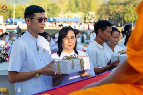 ภาพ No.103857:พิธีตักบาตรพระ 1,000 รูป ครั้งที่ 7 ถวายเป็นพุทธบูชา เพื่อช่วยเหลือคณะสงฆ์ 323 วัด 4 จังหวัดชายแดนภาคใต้ และถวายแด่คณะสงฆ์จังหวัดพิษณุโลก ณ ลานธรรมธุดงคสถานพิษณุโลก อ.วังทอง จ.พิษณุโลก วันที่ 24 ธันวาคม พ.ศ. 2566