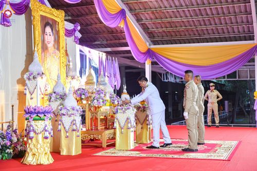 ภาพ No.138978:กิจกรรมเฉลิมพระเกียรติ สมเด็จพระนางเจ้าฯ พระบรมราชินี เนื่องในโอกาสวันเฉลิมพระชนมพรรษา พิธีเจริญพระพุทธมนต์ , ทำบุญตักบาตรพระสงฆ์ ถวายพระราชกุศล , พิธีถวายเครื่องราชสักการะ , และพิธีจุดเทียนถวายพระพรชัยมงคล วันที่ 3 มิถุนายน พ.ศ. 2567 ณ อาคารโถงช้าง วัดพ