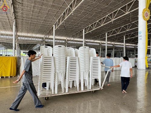 ภาพ No.59656:V.39 ทุ่มสุดใจ ธรรมชัย 80 ปี การเตรียมงาน การปฏิบัติงาน ของเจ้าหน้าที่หน่วยงานต่างๆ เพื่อพิธีฉลองอายุวัฒนมงคล 80 ปี หลวงพ่อธัมมชโย และรับถวายมหาสังฆทาน 10,000 กว่าวัดทั่วประเทศ ในวันคุ้มครองโลก จันทร์ที่ 22 เมษายน พ.ศ. 2567