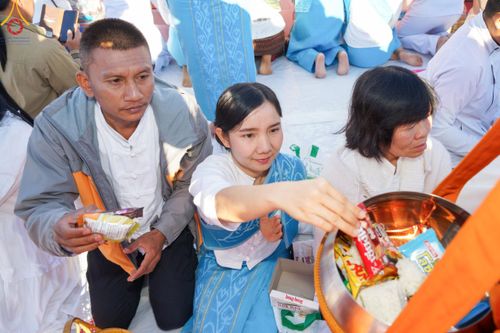 ภาพ No.106821:พิธีตักบาตรพระ ๒๐๐ รูป  "สร้างบุญใหญ่ ส่งท้ายปีเก่า ต้อนรับปีใหม่ ๒๕๖๗" วันอาทิตย์ที่ ๓๑ ธันวาคม ๒๕๖๖ ณ ถนนหน้าที่ว่าการอำเภอภูเรือ อำเภอภูเรือ จังหวัดเลย