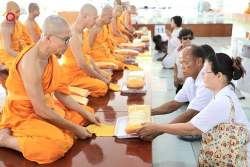 ภาพ No.226544:วันที่ 26 พฤษภาคม พ.ศ. 2568 พิธีบุพเปตพลี ครั้งที่ 164 ร่วมอุทิศบุญแด่หมู่ญาติที่ล่วงลับไปแล้ว และสืบทอดอายุพระพุทธศาสนา ณ หอฉันคุณยายอาจารย์ฯ วัดพระธรรมกาย