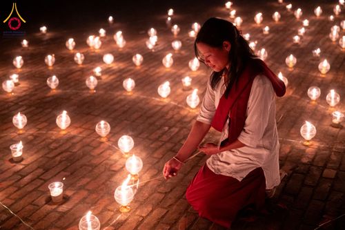 ภาพ No.130637:พิธีจุดโคมประทีปถวายเป็นพุทธบูชา ในโครงการบรรพชา 1,250 รูป ณ มหาวิหารมายาเทวี แดนประสูติ สวนลุมพินี ประเทศเนปาล วันที่ 9 มีนาคม พ.ศ. 2567