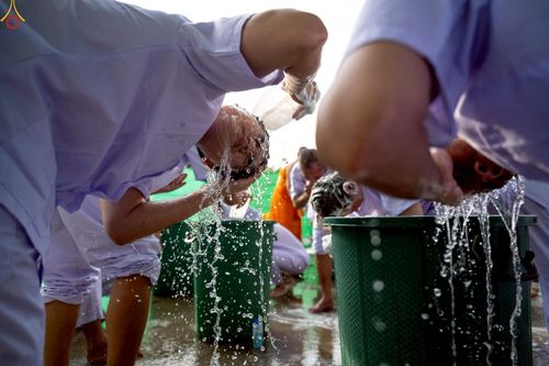 ภาพ No.248616:วันที่ 28 กันยายน พ.ศ. 2568 พิธีตัดปอยผม และปลงผม โครงการอุปสมบทบูชาธรรม 141 ปี พระมงคลเทพมุนี ณ วิหารคด วัดพระธรรมกาย