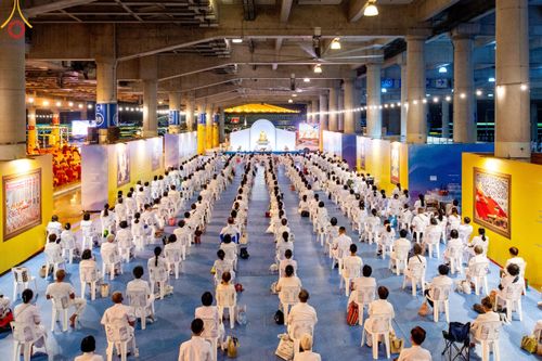 ภาพ No.59895:คณะสงฆ์และสาธุชนร่วมใจกัน สวดมนต์บทธัมมจักกัปปวัตนสูตร ครบ 6,315,808,080 จบ และจุดประทีปแปรอักษร ถวายเป็นพุทธบูชา เนื่องในวาระ "ฉลองอายุวัฒนมงคล 80 ปี หลวงพ่อธัมมชโย" ณ ลานธรรม มหารัตนวิหารคด วัดพระธรรมกาย