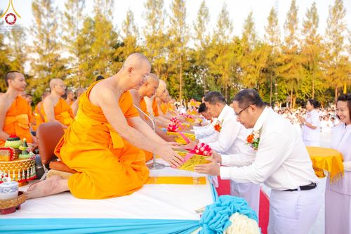 ภาพ No.192973:พิธีตักบาตรพระธรรมยาตรา ณ อนุสรณ์สถานคลองบางนางแท่น อ.สามพราน จ.นครปฐม ในโครงการธรรมยาตรา กตัญญูบูชา มหาปูชนียาจารย์ พระมงคลเทพมุนี(สด จนฺทสโร) พระผู้ปราบมาร อนุสรณ์สถาน 7 แห่ง ปีที่ 13 วันที่ 11 มกราคม พ.ศ.2568