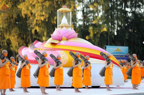 ภาพ No.104409:พระธรรมยาตราร่วมปฏิบัติธรรม และถ่ายภาพหมู่ประวัติศาสตร์ หน้ามหาวิหารพระมงคลเทพมุนี วันที่ 27 ธันวาคม พ.ศ. 2566