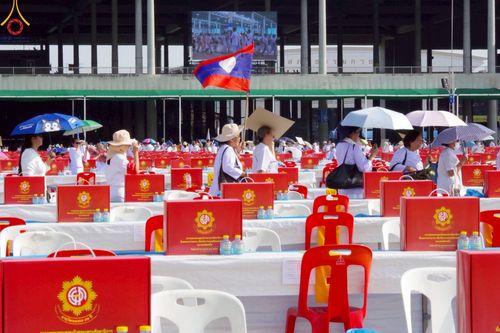 ภาพ No.221576:วันอังคารที่ 22 เมษายน พ.ศ. 2568 ภาพพิธีถวายมหาสังฆทานคณะสงฆ์ 40,000 กว่าวัดทั่วประเทศ เนื่องในวันคุ้มครองโลก ชุดที่ 2 (ปลื้มให้สมการรอคอย) ณ ลานธรรมพระมหาธรรมกายเจดีย์ วัดพระธรรมกาย