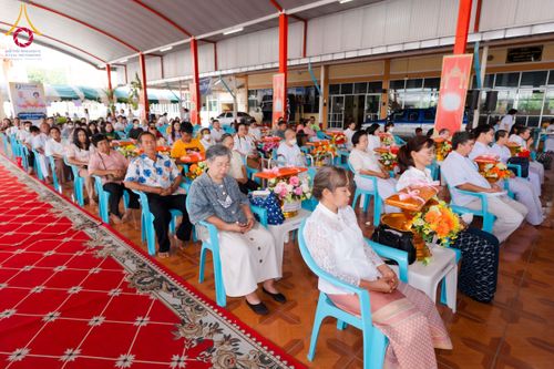 ภาพ No.170750:พิธีทอดกฐิน ณ วัดมงคลพุการาม ปทุมธานี ในโครงการกฐินสามัคคีทั่วไทย 30,000 วัด บูชาธรรม 80 ปี หลวงพ่อธัมมชโย โดยคณะศิษยานุศิษย์วัดพระธรรมกาย วันที่ 27 ตุลาคม พ.ศ. 2567