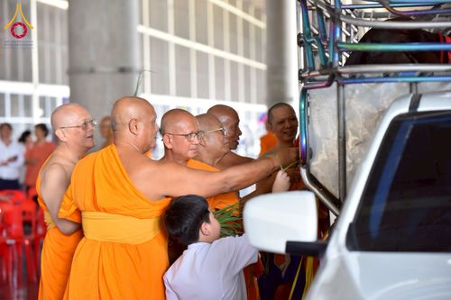 ภาพ No.238113:วันอังคารที่ 12 สิงหาคม พ.ศ. 2568 กิจกรรมวันแม่แห่งชาติ พิธีเปิดห้องปฎิบัติธรรม "กลางใส ใจสว่าง" (World Inner Peace Meditation Room) พิธีลูกกราบคุณแม่-คุณพ่อ พิธีทอดผ้าป่ากองทุนเลี้ยงพระ&กฐิน 30,000 วัด(บูชาธรรมหลวงพ่อ) พิธีไถ่โคท้อง 2 ตัว  ณ วิหารคด 2 ว