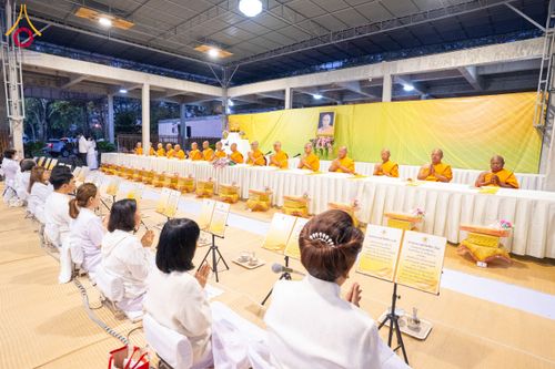 ภาพ No.194919:พิธีถวายภัตตาหารเป็นสังฆทาน แด่พระธรรมยาตรา ณ อนุสรณ์สถานมหาวิหารพระมงคลเทพมุนี (โลตัสแลนด์) อ.สองพี่น้อง จ.สุพรรณบุรี ในโครงการธรรมยาตรา กตัญญูบูชา มหาปูชนียาจารย์ พระมงคลเทพมุนี(สด จนฺทสโร) พระผู้ปราบมาร แห่ง ปีที่ 13 วันที่ 14 มกราคม พ.ศ.2568