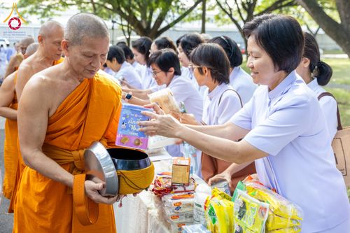 ภาพ No.179613:พิธีเจริญพระพุทธมนต์ พิธีทำบุญตักบาตรถวายพระราชกุศล และพิธีวางพานพุ่มดอกไม้ถวายราชสักการะ  แด่พระบาทสมเด็จพระบรมชนกาธิเบศร มหาภูมิพลอดุลยเดชมหาราช บรมนาถบพิตร เนื่องในวันคล้ายวันพระบรมราชสมภพ วันชาติ และวันพ่อแห่งชาติ วันพฤหัสบดีที่ 5 ธันวาคม พ.ศ. 2567 ณ