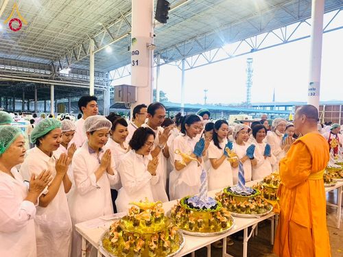 ภาพ No.202320:พิธีถวายภัตตาหารเป็นสังฆทาน แด่พระธรรมยาตรา ณ วัดพระธรรมกาย ตำบลคลองสาม อำเภอคลองหลวง จังหวัดปทุมธานี ในโครงการธรรมยาตรา กตัญญูบูชา มหาปูชนียาจารย์ พระมงคลเทพมุนี(สด จนฺทสโร) พระผู้ปราบมาร อนุสรณ์สถาน 7 แห่ง ปีที่ 13 วันที่ 27 มกราคม พ.ศ. 2568