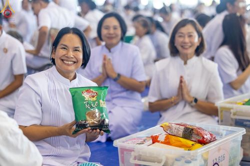 ภาพ No.158945:พิธีตักบาตร ในวันอาทิตย์ต้นเดือน วันที่ 6 ตุลาคม พ.ศ. 2567 ณ สภาธรรมกายสากล วัดพระธรรมกาย