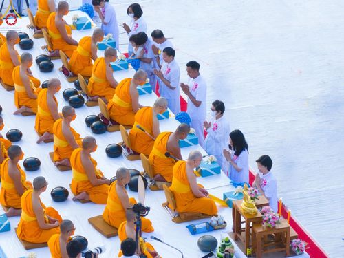 ภาพ No.112717:พิธีตักบาตรพระธรรมยาตราฯ ณ วัดสองพี่น้อง จ.สุพรรณบุรี วันที่ 15 มกราคม พ.ศ. 2567