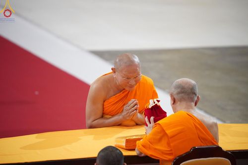 ภาพ No.153212:พิธีมุทิตาสักการะ พระภิกษุ-สามเณร ผู้สอบไล่ได้เปรียญธรรม ประโยค 1-2 ถึงประโยค ป.ธ.9 และบาลีศึกษา ประโยค1-2 ถึง บ.ศ.9 , พิธีมอบดวงแก้วสามเณรผู้ทรงบาลีไวยากรณ์ วัดพระธรรมกาย และ ศูนย์ส่งเสริมศีลธรรมในประเทศและต่างประเทศ วันอาทิตย์ที่ 8 กันยายน พ.ศ.2567