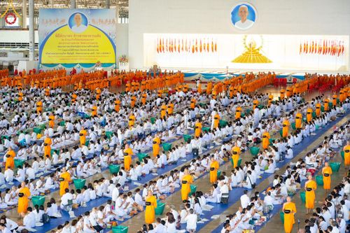 ภาพ No.136580:พิธีตักบาตร พิธีบูชาข้าวพระ ในวันอาทิตย์ต้นเดือนที่ 5 พฤษภาคม พ.ศ. 2567 ณ วัดพระธรรมกาย จ.ปทุมธานี