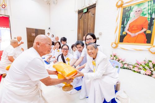 ภาพ No.252253:วันที่ 4-5 ตุลาคม พ.ศ. 2568  วัดพระธรรมกายแคลิฟอร์เนีย ประเทศสหรัฐอเมริกา ได้จัดพิธีตัดปอยผม โดยคณะสงฆ์ ญาติ ๆ และสาธุชน ให้กับนาคธรรมทายาท 8 ท่าน และได้จัดพิธีบรรพชา-อุปสมบท ฉลองพิธีทอดกฐินบรมจักรพรรดิ สร้างอุโบสถ 82 ปี บูชาธรรมหลวงพ่อธัมมชโย