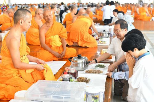 ภาพ No.182356:พิธีถวายภัตตาหารเมนูสวรรค์ "เพื่อการบรรลุธรรม" วันเสาร์ที่ 14 ธันวาคม พ.ศ. 2567 ณ หอฉันคุณยายอาจารย์ฯ วัดพระธรรมกาย