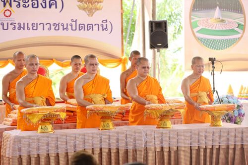 ภาพ No.91415:พิธีทอดผ้าป่ายกยอดดอกบัวสิริปทุมทิพย์  ประดิษฐาน ณ ปทุมเจดีย์  (เจดีย์พระพุทธเจ้า ๕ พระองค์) ณ ศูนย์อบรมเยาวชนจังหวัดปัตตานี 22 ตุลาคม พ.ศ.2566