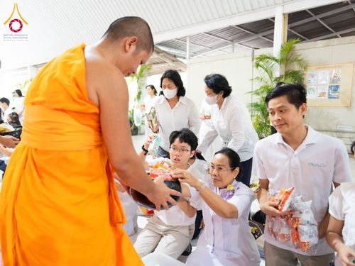 ภาพ No.61274:พิธีตักบาตรฉลองพระใหม่ รุ่นบูชาธรรมโครงการ 1-2 โครงการบรรพชาอุปสมบทหมู่ธรรมทายาท บูชาธรรมหลวงพ่อธัมมชโย 80 ปี ณ โถงช้างสำนักงานใหญ่ วัดพระธรรมกาย วันที่ 20 เมษายน พ.ศ. 2567