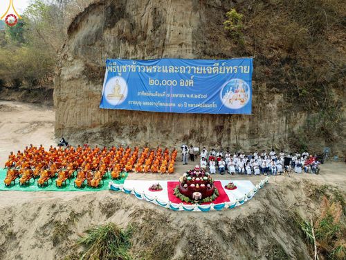 ภาพ No.139360:Photo Story  มหัศจรรย์วัดดงดินแดง Episode 7 พระภิกษุ-สามเณร ในโครงการบรรพชาอุปสมบทหมู่  กว่า 500 รูป ศีลจาริณีและสาธุชนกว่า 500 คน ร่วมพิธีบูชาข้าวพระ วัดดงดินแดง ต.ม่อนจอง อ.อมก๋อย จ.เชียงใหม่ วันอาทิตย์ที่ 7 เมษายน พ.ศ.2567