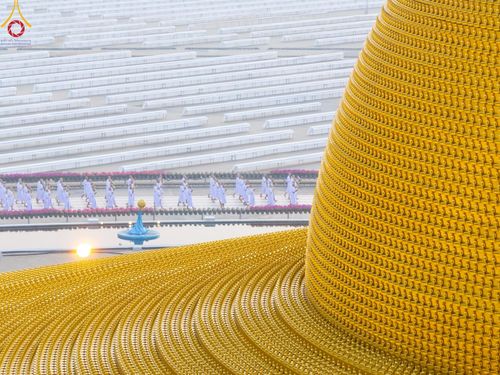 ภาพ No.216967:วันเสาร์ที่ 12 เมษายน พ.ศ. 2568 พิธีเวียนประทักษิณรอบพระมหาธรรมกายเจดีย์  พิธีวันทาเจดีย์ พิธีขอขมาและมอบผ้าไตร ในโครงการอุปสมบทหมู่ บูชาธรรมหลวงพ่อธัมมชโย, โครงการธรรมทายาท ระดับอุดมศึกษา รุ่นที่ 52 ,  โครงการบวชพระนานาชาติ AEC & WAB CEO รุ่นที่ 4 , ณ ว