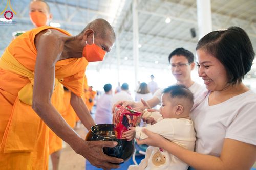 ภาพ No.99661:พิธีตักบาตรวันอาทิตย์ต้นเดือน ณ สภาธรรมกายสากล วัดพระธรรมกาย จ.ปทุมธานี วันอาทิตย์ที่ 3 ธันวาคม พ.ศ. 2566