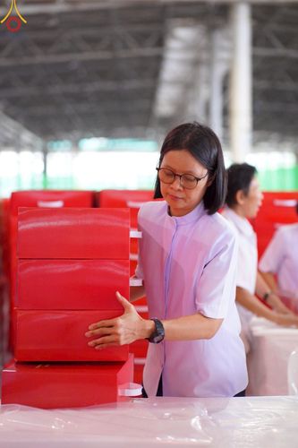 ภาพ No.214350:วันที่ 29 มีนาคม พ.ศ.2568 กิจกรรมใส่ถุงซิปกล่องไทยธรรม เพื่อรักษาความประณีตของกล่องไทยธรรม ในทุกสภาพอากาศ ณ บ้านแก้วเรือนทองคุณยาย วัดพระธรรมกาย