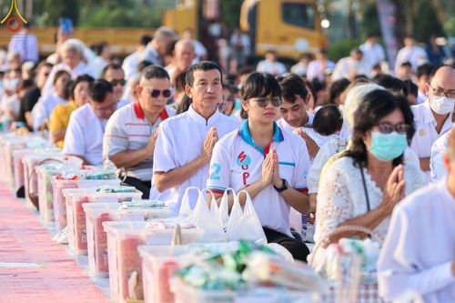 ภาพ No.180435:พิธีตักบาตรพระ ๑,๐๐๐ รูป ฉลองเมืองลำปาง ๑,๓๔๔ ปี วันเสาร์ที่ ๗ ธันวาคม พ.ศ. ๒๕๖๗ ณ ลานพระบรมราชานุสาวรีย์ พระนเรศวรมหาราช อ.เกาะคา จ.ลำปาง