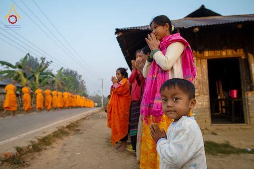 ภาพ No.76400:คณะสงฆ์และสามเณรบิณฑบาต ประเทศบังกลาเทศ วันที่ 11 กุมภาพันธ์ พ.ศ. 2566