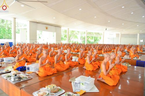 ภาพ No.143198:พิธีถวายภัตตาหารเพื่อเป็นกำลังแห่งการเข้าถึงธรรม ของพระภิกษุสามเณร วัดพระธรรมกาย วันเสาร์ที่ 6 กรกฏาคม พ.ศ. 2567 ณ หอฉันคุณยายอาจารย์ วัดพระธรรมกาย จ.ปทุมธานี