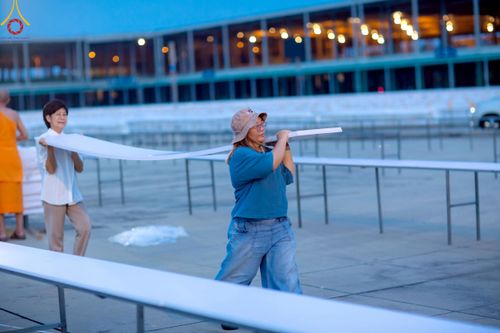 ภาพ No.218472:วันที่ 15 - 18 เมษายน พ.ศ. 2568 การเตรียมภาชนะสำหรับถวายภัตตาหาร , การจัดโต๊ะเก้าอี้ในลานธรรม , การแพ็คพัสดุงานต้อนรับ เพื่องานวันคุ้มครองโลก 22 เมษายน พ.ศ.2568 วัดพระธรรมกาย