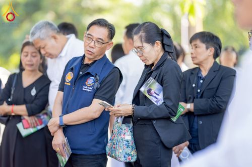 ภาพ No.271937:วันที่ 22 พฤศจิกายน พ.ศ. 2568 ผู้ว่าฯ ปทุมธานี ลงพื้นที่เยี่ยม “อำเภอคลองหลวง” พร้อมชมการเตรียมความพร้อมเทศกาลสวนดอกไม้ปทุมธานี “ทุ่งสวรรค์ ตะวันฉาย” ณ วัดพระธรรมกาย