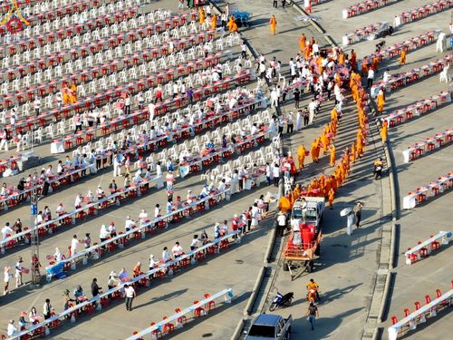 ภาพ No.218956:วันที่ 18-20 เมษายน พ.ศ. 2568 การเตรียมงานในลานธรรม , วิหารคด เพื่องานวันคุ้มครองโลก 22 เมษายน พศ. 2568