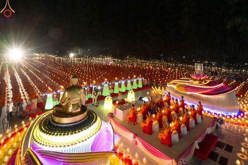 ภาพ No.190159:พิธีจุดประทีปถวายเป็นพุทธบูชา และบูชาธรรมมหาปูชนียาจารย์ ณ อนุสรณ์สถานมหาวิหารพระมงคลเทพมุนี (โลตัสแลนด์) อ.สองพี่น้อง จ.สุพรรณบุรี ในโครงการธรรมยาตรา กตัญญูบูชา มหาปูชนียาจารย์ พระมงคลเทพมุนี(สด จนฺทสโร) พระผู้ปราบมาร อนุสรณ์สถาน 7 แห่ง ปีที่ 13
