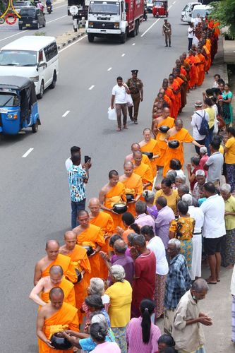 ภาพ No.139430:พิธีตักบาตรรอบเมืองดัมบุลล่า เทศกาลวิสาขบูชาแห่งชาติ ศรีลังกา เมื่อวันที่ 16 พฤษภาคมที่ผ่านมา คณะสงฆ์จากวัดพระธรรมกาย และคณะพระภิกษุสามเณรศรีลังกา ในโครงการสยาม-ลังกา ธรรมยาตรา ฉลองเทศกาลวิสาขบูชาแห่งชาติ ศรีลังกา บูชาธรรม 80 ปีหลวงพ่อธัมมชโย