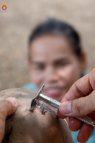 ภาพ No.59137:พิธีปลงผมและแห่นาคธรรมทายาท ในโครงการบรรพชาสามเณร ภาคฤดูร้อน เฉลิมพระเกียรติพระบาทสมเด็จพระเจ้าอยู่หัว เนื่องในโอกาส  พระราชพิธีมหามงคลเฉลิมพระชนมพรรษา 6 รอบ  ปลงผมนาคในวันที่ 21 เมษายน พ.ศ 2567 ณ วัดกลางธนรินทร์ (ธรรมอุทยานบ้านแป้ง)