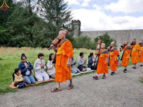 ภาพ No.148813:คณะสงฆ์และสามเณร วัดพระธรรมกายแมนเชสเตอร์  สหราชอาณาจักร จัดเดินธรรมยาตราที่ Peak District National Park , New Mills central , Upper Derwent Visitor Centre, Hope Valley วันอังคารที่ 6 สิงหาคม พ.ศ. 2567