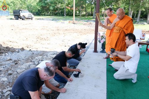 ภาพ No.142939:พิธีเจริญพระพุทธมนต์ โปรยรัตนชาติ เพื่อความเป็นสิริมงคล  ณ พื้นที่ก่อสร้างอาคารปฏิบัติธรรม “แก้วธรรมชัยรัตนอนันต์”  วัดพระธรรมกายเทนเนสซี ประเทศสหรัฐอเมริกา วันอังคารที่ 2 กรกฎาคม พ.ศ. 2567