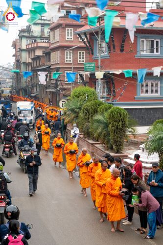 ภาพ No.132553:สามเณรเนปาล บิณฑบาต ย่านทาเมล เมืองกาฐมาณฑุ และเมืองปาฏัน ในโครงการบรรพชา 1,250 รูป ประเทศเนปาล วันที่ 20 มีนาคม พ.ศ. 2567