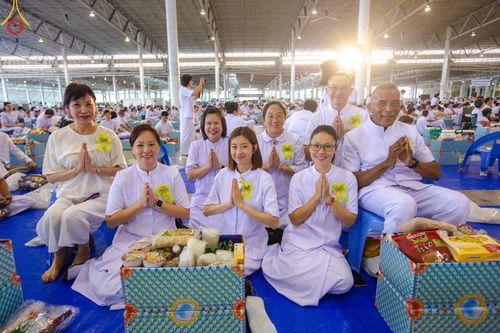 ภาพ No.167508:พิธีตักบาตรและพิธีบูชาข้าวพระ ในวันอาทิตย์ที่ 3 พฤศจิกายน พ.ศ. 2567 ณ วัดพระธรรมกาย