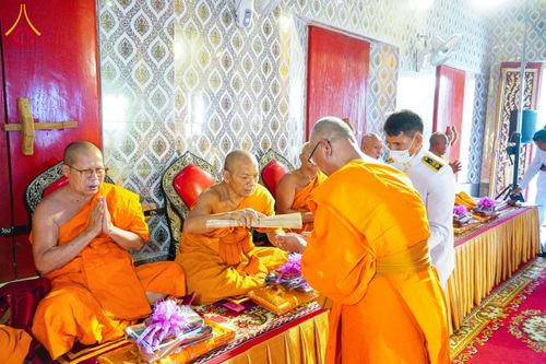 ภาพ No.146709:พิธีต้อนรับสัญญาบัตร พัดยศ ผ้าไตร ในโอกาสที่พระบาทสมเด็จพระเจ้าอยู่หัว ทรงพระกรุณาโปรดพระราชทานสัญญาบัตรตั้งสมณศักดิ์ พระวิมลศาสนวิเทศ (สำรวจ กมโล) เจ้าอาวาสวัดไทยนอร์เวย์ เป็นพระราชาคณะชั้นราช ในราชทินนามที่ “พระราชวชิรศาสนวิเทศ”