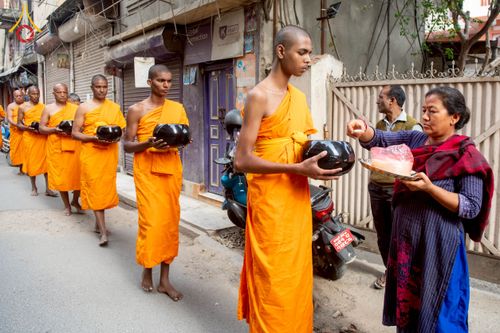 ภาพ No.213126:วันที่ 17 - 18 มีนาคม พ.ศ. 2568 คณะสงฆ์และสามเณรเดินบิณฑบาต รอบเมืองในพื้นที่ วัดสยมภูวนาถและราชวังปาตัน ณ เมืองกาฐมาณฑุ ประเทศเนปาล